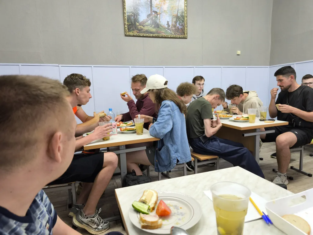 Участники веломарафона обедают за общими столами