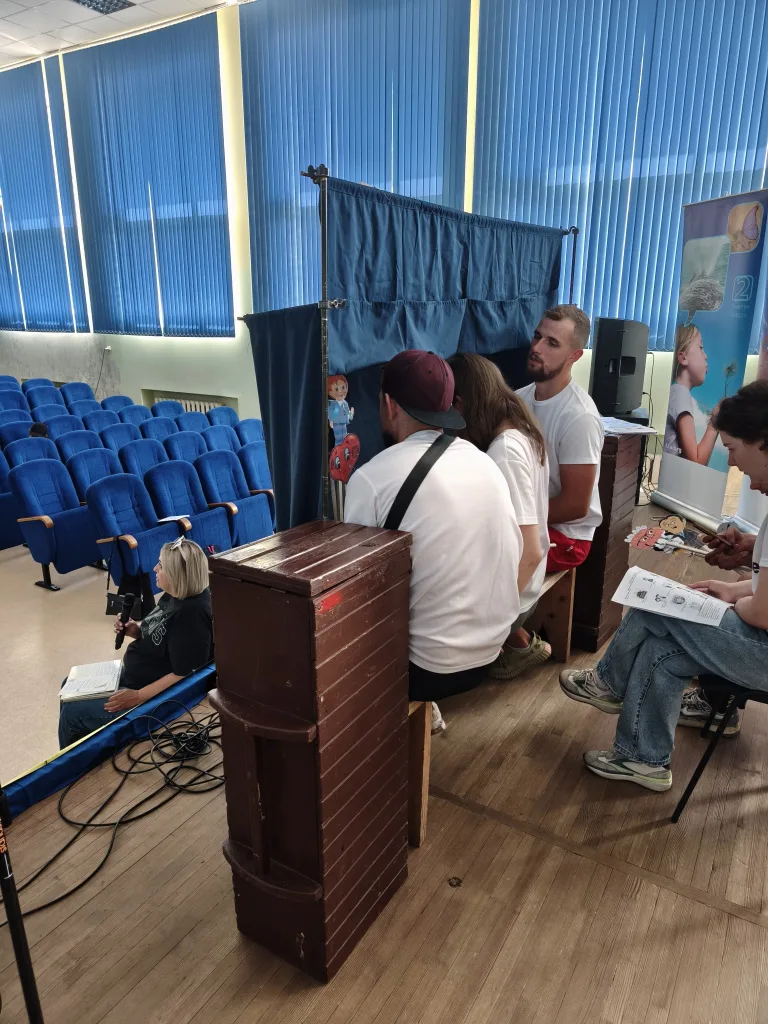 Участница выступает за трибуной в зрительном зале