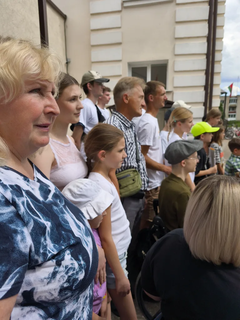 Зрители собрались на уличной площадке у сцены
