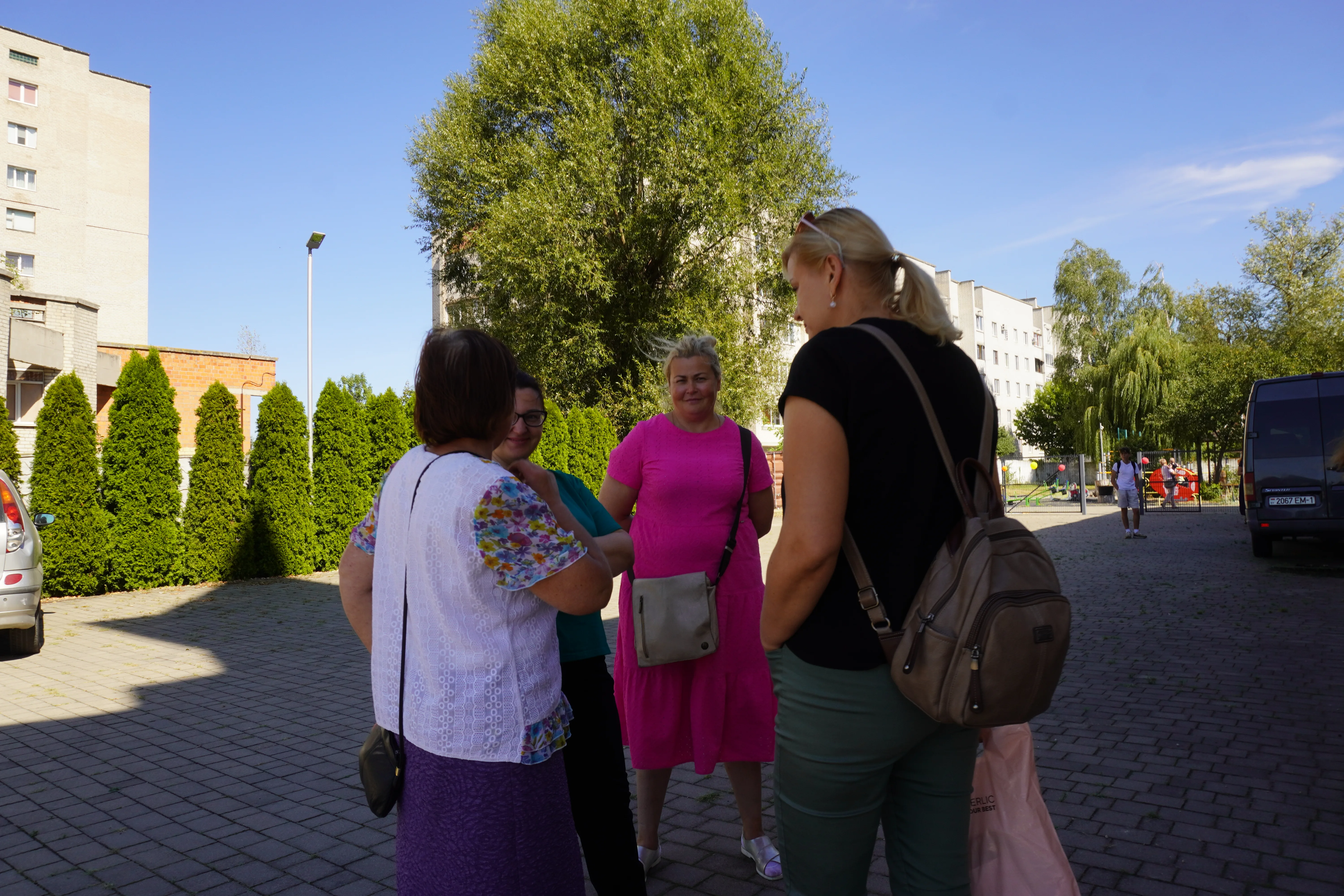 Участницы беседуют на открытой площадке центра