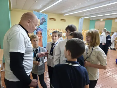 Волонтёр Инклюзивного центра продвижения ЗОЖ общается со школьниками на Детской выставке здоровья