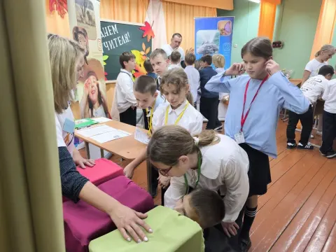 Школьники выполняют интерактивное задание